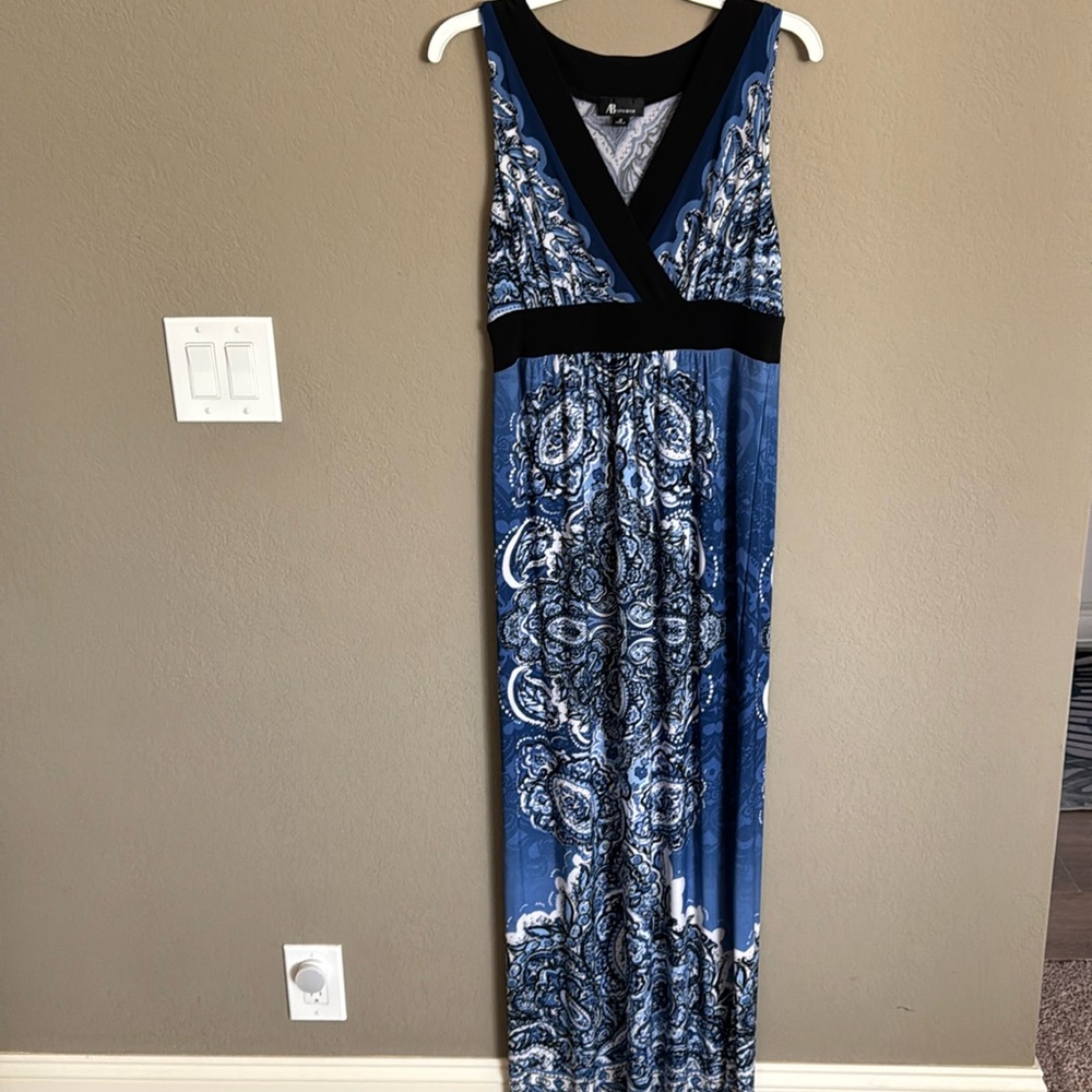 Women’s long maxi dress size medium very stretchy